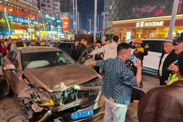 重慶一男子駕車撞人群 現場慘烈