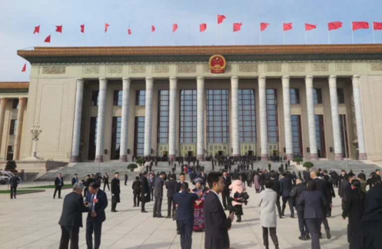 中国两会默默调低GDP目标:今年成长只剩4.5%-5%?网友酸:连经济也要降级维稳