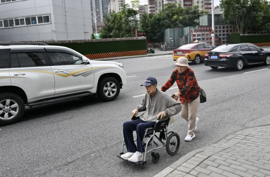 退休金还没领热就被扣走?中国「长护险」强制收费引爆怒火:养老变「再缴一次」,老人沦最后提款机!