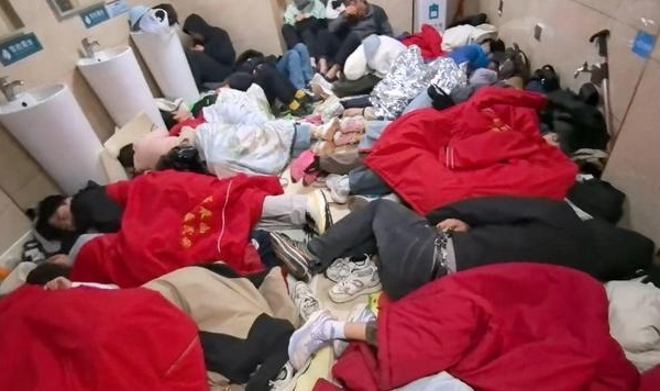【翻牆必看】爬泰山不見日出 遊客擠廁所過夜