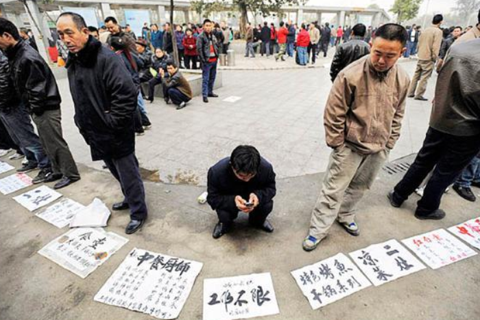 14亿人只剩两个中国?富豪疯抢爱马仕、穷人挤爆烧烤学院:谁偷走了中国人的未来?