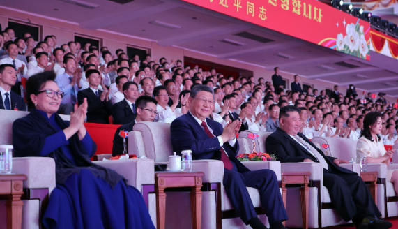 陆媒上看不到!北韩释习近平「戴眼镜看表演」罕见漏网照曝