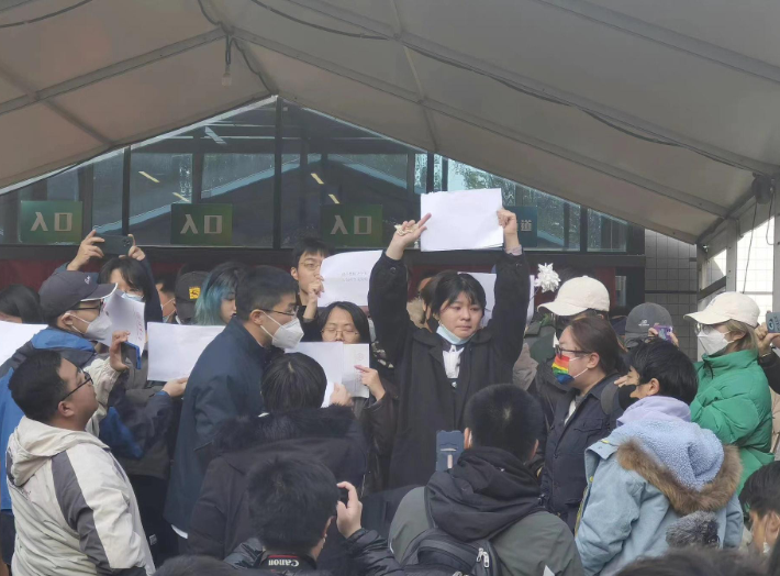 「不自由,毋宁死」惊现中国校园!学生深夜集体怒吼自由:当00后开始反抗,高压管控是否已逼近临界点?