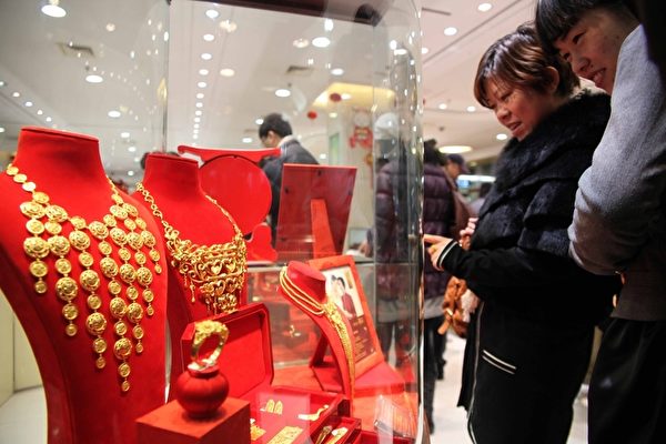 陷產品摻假風波 珠寶品牌周六福一年關598家