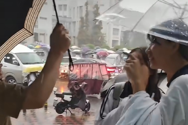 天津暴雨 供水營業廳只讓員工子女躲雨惹議