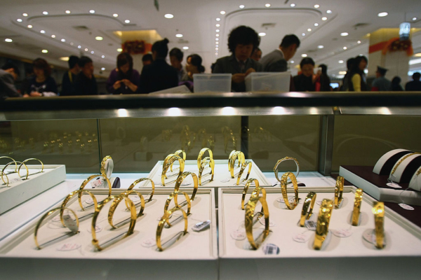 大陸每克金飾價格半年回落近450元 跌幅超25%