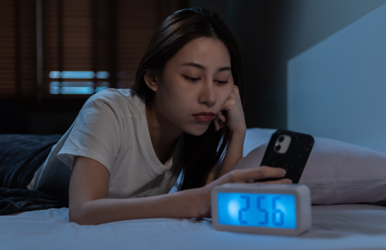 睡前别再滑手机!研究曝多睡1.2小时助减重 3年可少12公斤