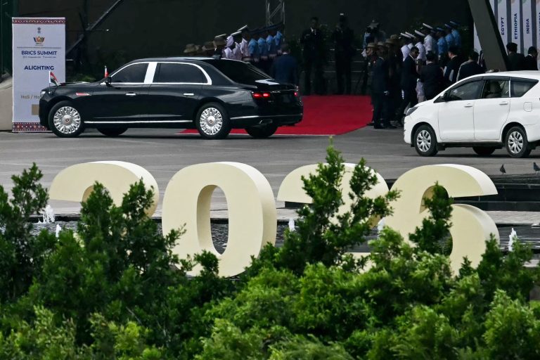 習出席金磚峰會 抗議者追趕專車喊口號(視頻)