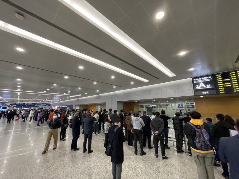 中共出入境新規上路 旅客憂手機遭翻查