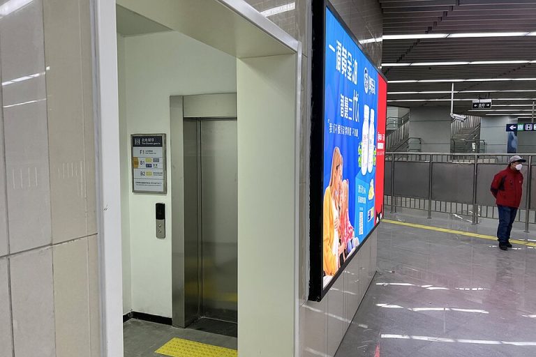 北京重大会议期间加强地铁安检引发通勤抱怨