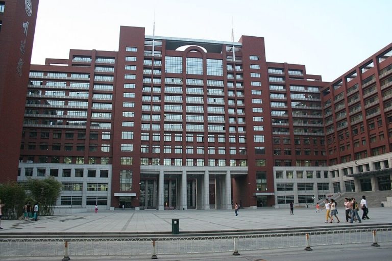 中国公务员国考报名过审人数七年来首次下滑